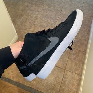 Nike SB Bruin High Skate shoe. Black and white Gunsmoke